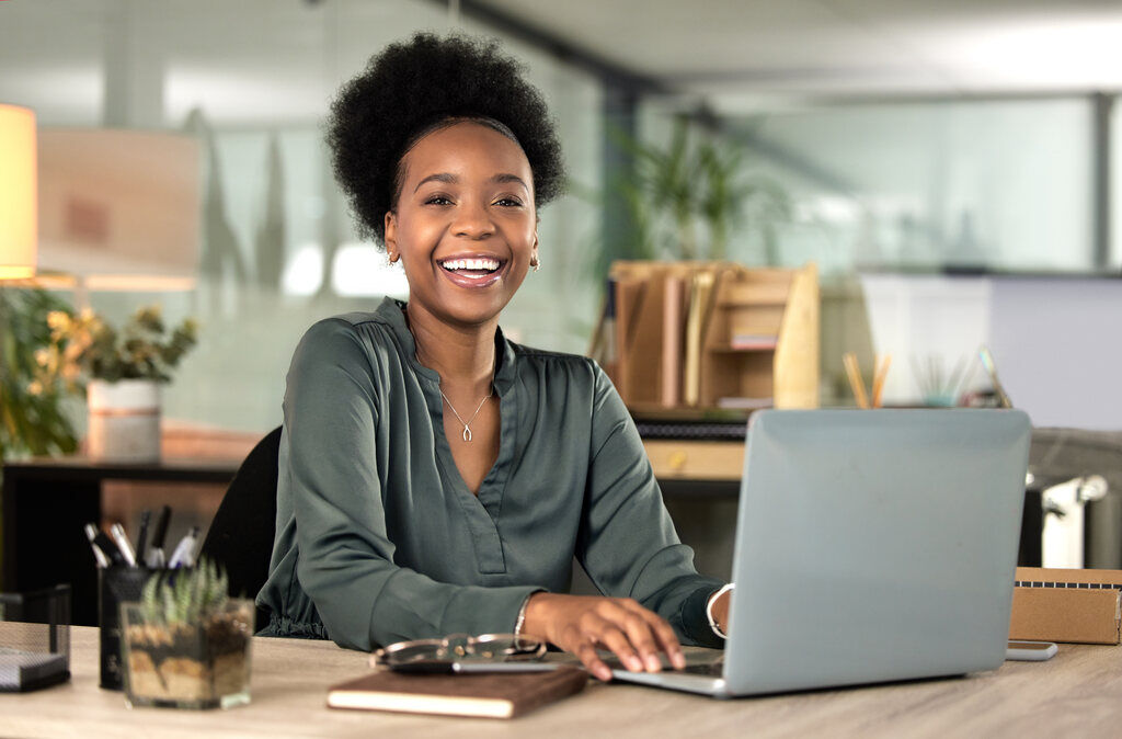 Empresária sorrindo utilizando plataforma que gere o ciclo de crédito